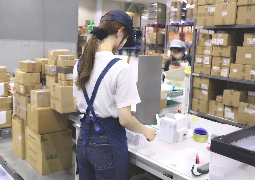 作業台で商品を扱う様子。