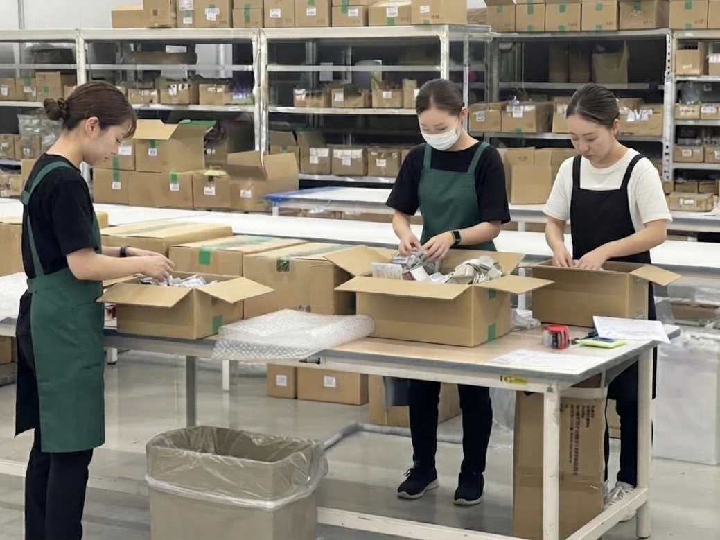 倉庫で梱包作業に取り組む様子